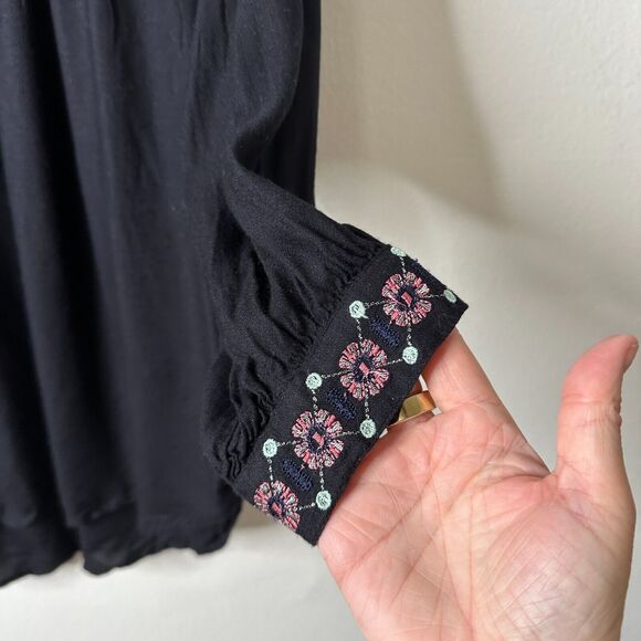 Velvet By Graham & Spencer Eva Black Peasant Top Pastel Embroidered Neck XS - Picture 8 of 16